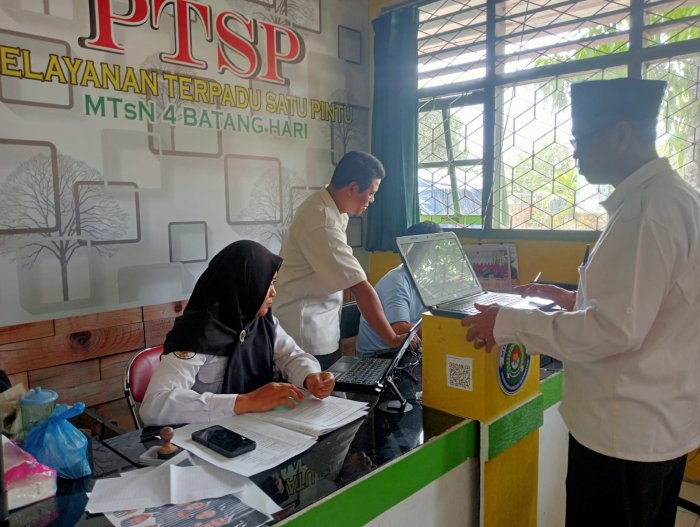 Guru dan Tenaga Kependidikan MTsN 4 Batanghari Awal Bulan  Lengkapi Dokumen PTSP Kemenag