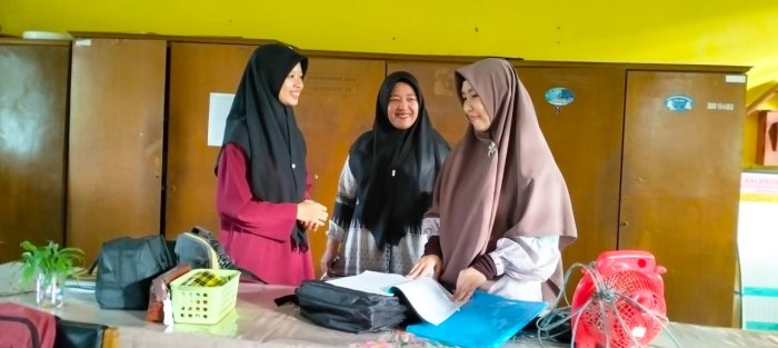 Hangat dan Penuh Cerita, Kedatangan Bu Destia Warnai Ruang Guru MTsN 4 Batang Hari