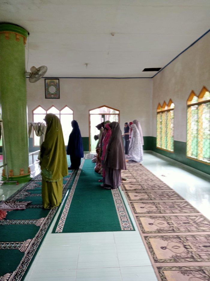 Menjemput Berkah Ramadhan, Siswa MTsN 4 Batang Hari Rutin Sholat Dhuha di Pagi Hari Menjemput Berkah Ramadhan, Siswa MTsN 4 Batang Hari Rutin Sholat Dhuha di Pagi Hari