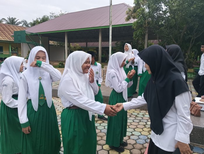 Ciptakan Generasi Sehat dan Disiplin, Guru Lakukan Pengecekan Kebersihan Kuku peserta didik Ciptakan Generasi Sehat dan Disiplin, Guru Lakukan Pengecekan Kebersihan Kuku peserta didik