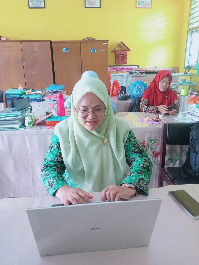 Pembina Ekstrakurikuler Drumband membuat Laporan Kegiatan dengan Antusias