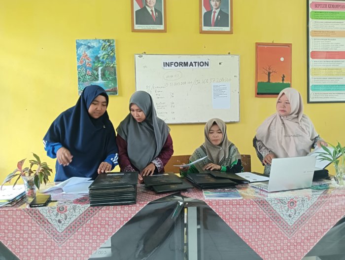 Rapor Siap Dibagikan, Wali Kelas MTsN 4 Batang Hari Tuntaskan Tugas Semester Ganjil Rapor Siap Dibagikan, Wali Kelas MTsN 4 Batang Hari Tuntaskan Tugas Semester Ganjil