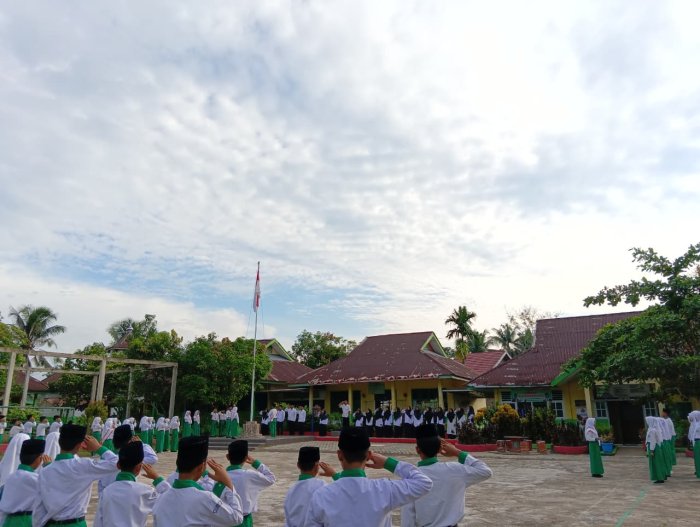 Pembina Upacara: Bapak Nurhakim, S.E Tekankan Gerakan LISA dan Pentingnya Kelengkapan Data EMIS