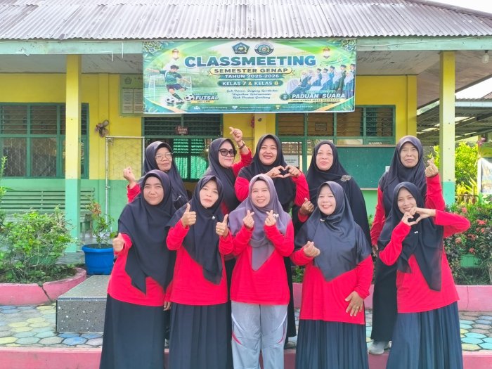 Kekompakan Guru MTsN 4 Batanghari Tercermin Melalui Kebersamaan di Lapangan Madrasah Kekompakan Guru MTsN 4 Batanghari Tercermin Melalui Kebersamaan di Lapangan Madrasah