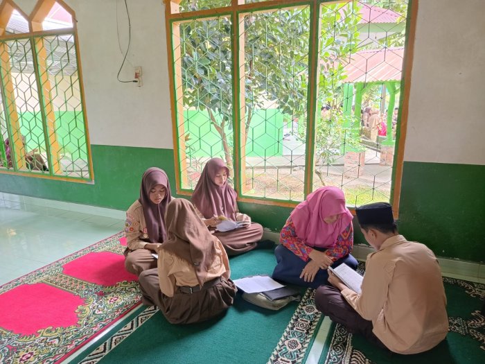 Pembinaan Keagamaan Guru Wali Bimbing Murid Membaca Al-Quran