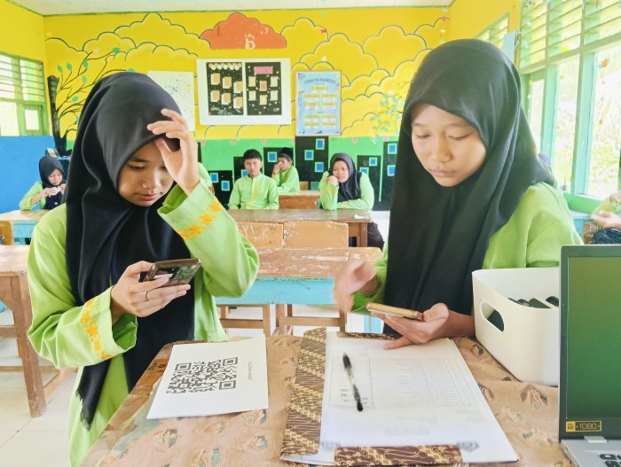 SCAN BARCODE DI MEJA PENGAWAS, SISWA MTsN 4 BATANGHARI UJIAN BAHASA ARAB PAKAI HP*