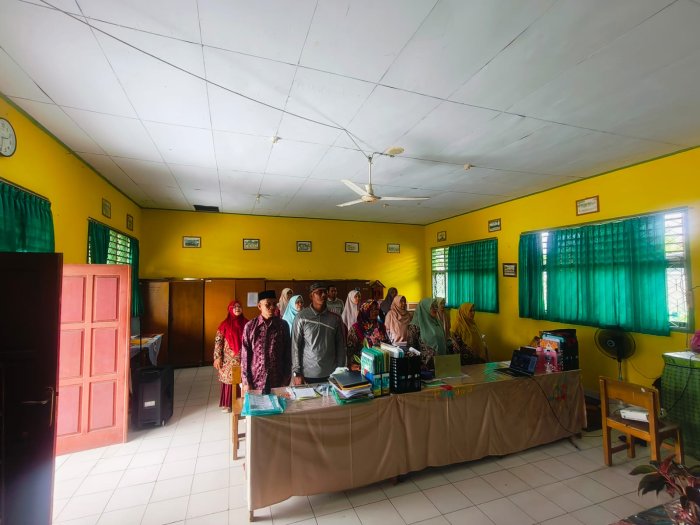 Guru MTsN 4 Batanghari Antusias Ikuti zoom Meeting Peringatan Hari Guru Nasional 2025