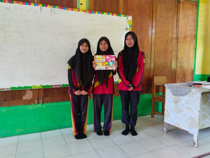 Siswa Kelas 7B MTsN 4 Batang Hari Tampilkan Presentasi Komik Demokrasi dalam Proyek P5