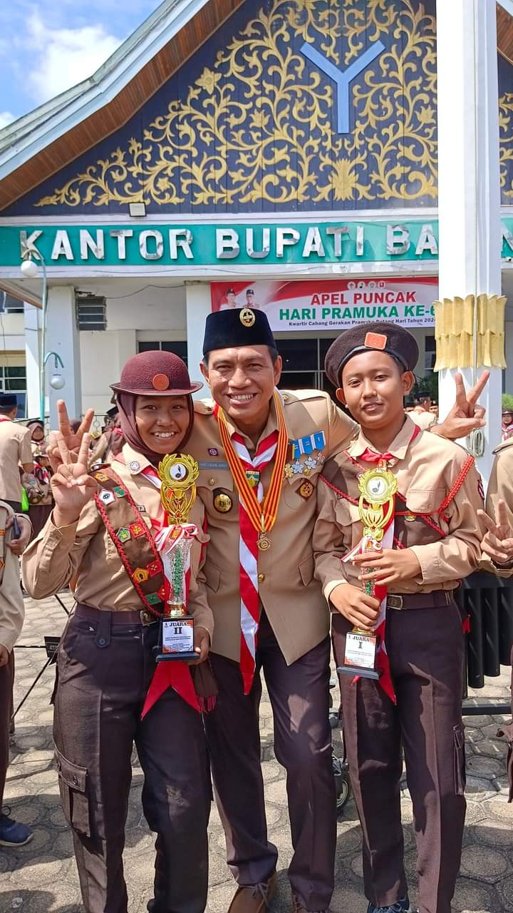 BUPATI SERAHKAN 2 TROPI PADA MOMENTUM HARI PRAMUKA KE 63 TAHUN 2024