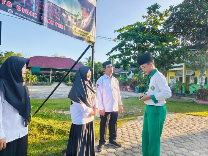 SAMUDRA: Sambut Murid dengan Ramah dan Cek Kerapian Siswa di MTsN 4 Batang Hari SAMUDRA: Sambut Murid dengan Ramah dan Cek Kerapian Siswa di MTsN 4 Batang Hari