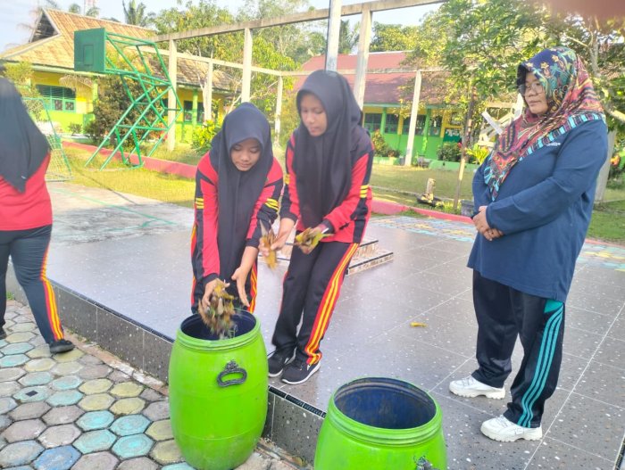 Siswa Terapkan Operasi Semut Sebelum Apel Pagi Siswa Terapkan Operasi Semut Sebelum Apel Pagi