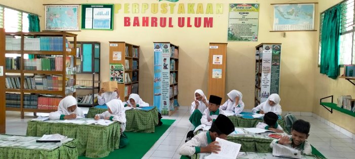 Perpustakaan Bahrul Ulum Jadi Kelas Inspiratif untuk Siswa 7B MTsN 4 Batang Hari