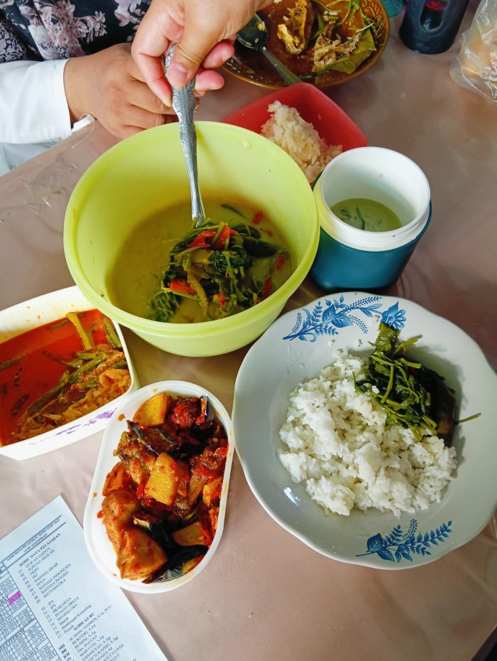 Setelah Panen Daun Kacang Panjang, Majelis Guru MTsN 4 Batang Hari Nikmati Sarapan Lodeh Bersama