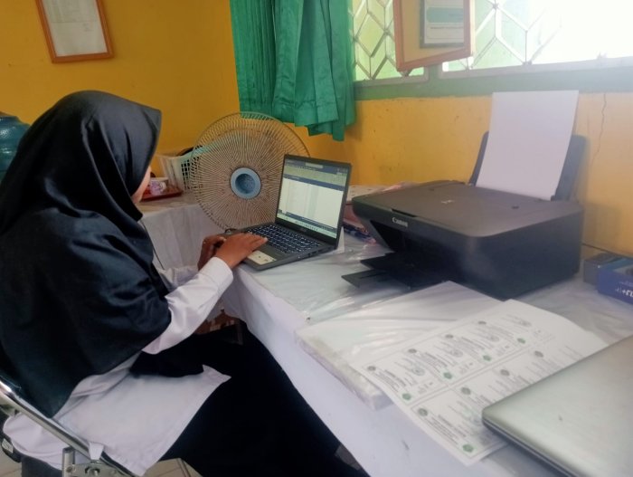 Sekretaris ASAS Havizhah kerja keras Demi Tuntasnya Cetak Kartu Ujian Siswa