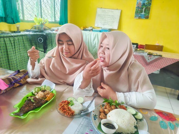 Siswa Kelas IX B MTsN 4 Batang Hari Olah Hasil Peternakan dan Perikanan Jadi Sajian Lezat Siswa Kelas IX B MTsN 4 Batang Hari Olah Hasil Peternakan dan Perikanan Jadi Sajian Lezat