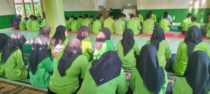 Jumat Penuh Berkah: Pembacaan Surah Yasin di MTsN 4 Batang Hari Berlangsung Khidmat