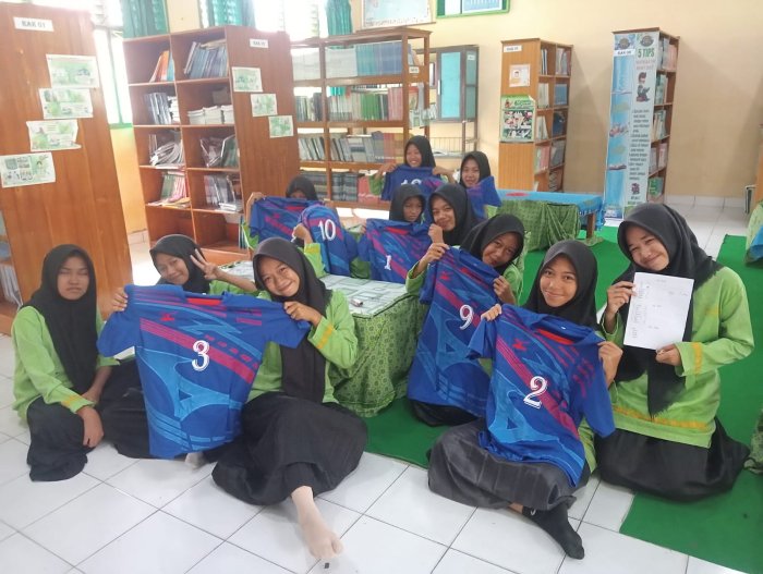 Tim Voli Putri Terima Kostum  untuk Turnamen Kemenag Kabupaten Batanghari