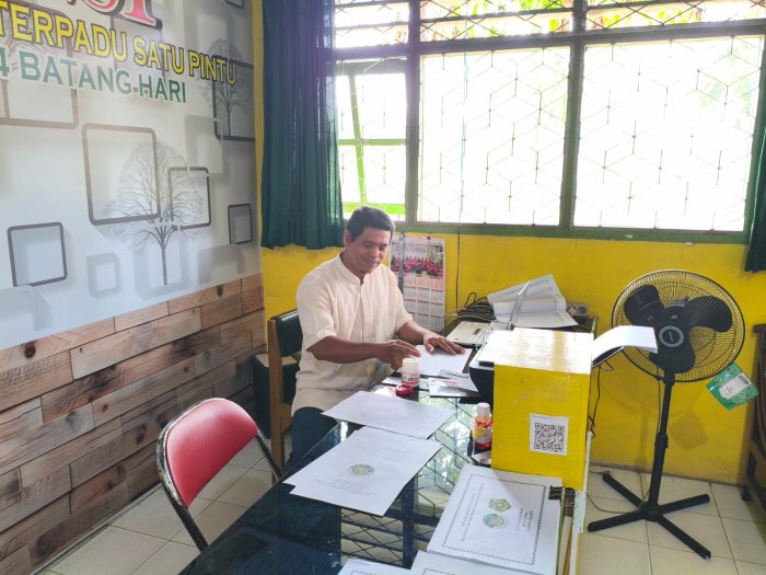 Staf TU MTsN 4 Batang Hari Persiapkan Administrasi Menghadapi Pembelajaran Semester Genap Staf TU MTsN 4 Batang Hari Persiapkan Administrasi Menghadapi Pembelajaran Semester Genap