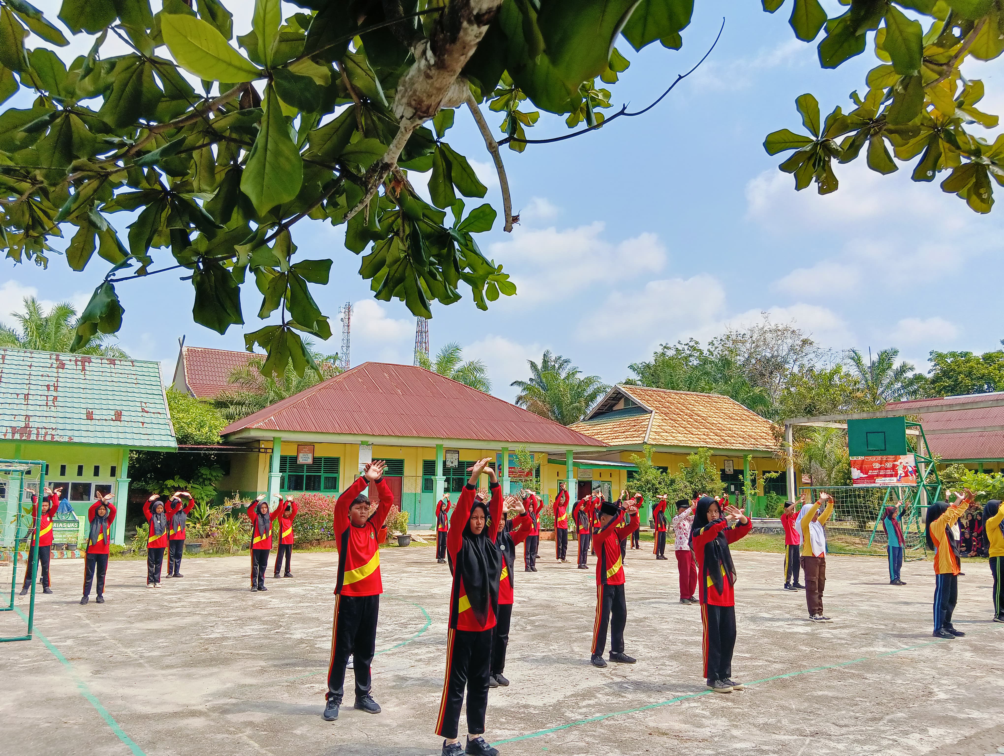 Senam Indonesia Hebat Hangatkan Suasana Pagi di MTsN 4 Batanghari