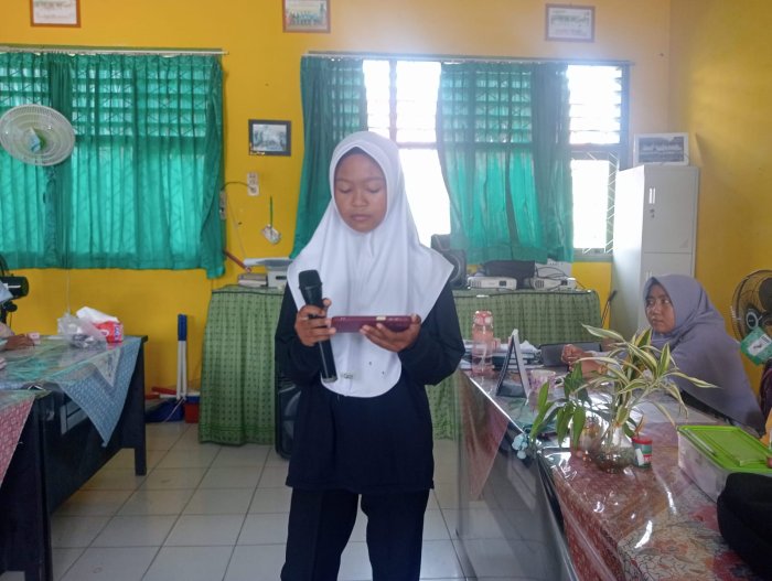 Latifah Siswi Kelas 7B MTsN 4 Batanghari Latihan Vokal Solo