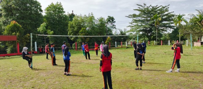 Tim Voli Putri MTsN 4 Batanghari Lakukan Latihan Intensif Bersama Pelatih Jelang Kompetisi