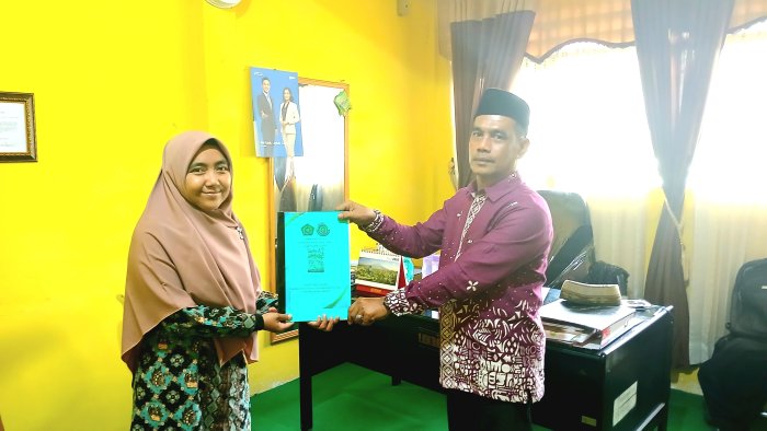 Penyerahan Laporan PMB 2026/2027 Perkuat Tata Kelola Administrasi di MTsN 4 Batang Hari