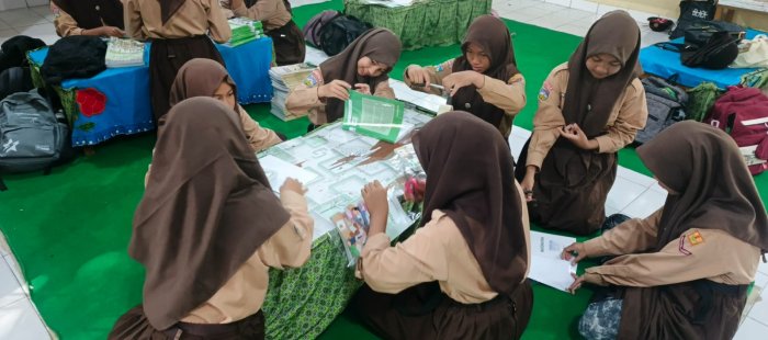 Dukung Budaya Literasi, Penataan Buku Baru di Perpustakaan MTsN 4 Batang Hari Dilakukan Bersama