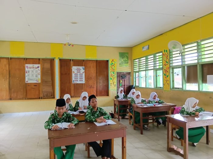 Membentuk Generasi Qurani, Siswa Kelas VII A MTsN 4 Batang Hari Pelajari Adab Membaca Al-Quran dan Berdoa Membentuk Generasi Qurani, Siswa Kelas VII A MTsN 4 Batang Hari Pelajari Adab Membaca Al-Quran dan Berdoa