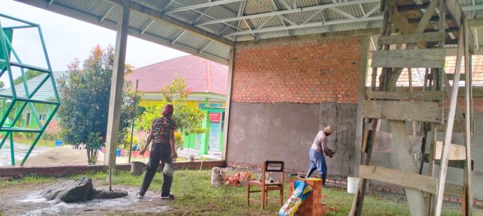 Menuju Finalisasi, Dinding Depan Aula MTsN 4 Batang Hari Masuki Tahap Pemlasteran Menuju Finalisasi, Dinding Depan Aula MTsN 4 Batang Hari Masuki Tahap Pemlasteran