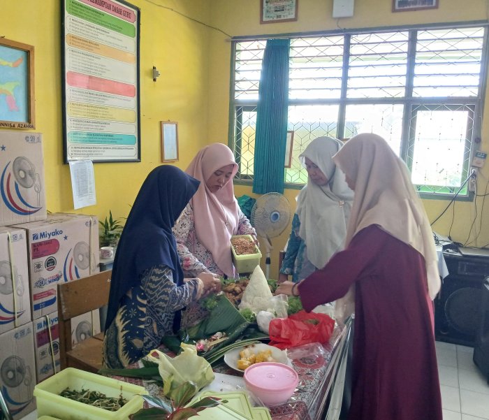 Guru MTsN 4 Batang Hari Kompak Membuat Tumpeng Meriahkan Hari Guru Nasional 2025