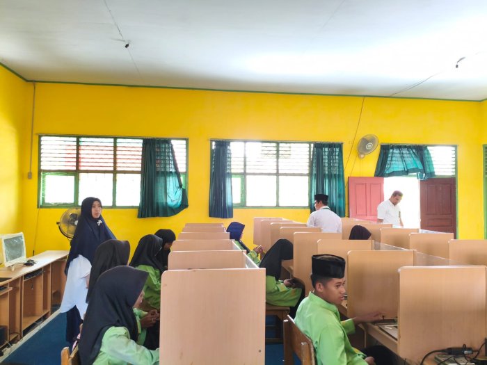 Simulasi TKA MTsN 4 Batang Hari Hari Kedua Sukses, Operator dan Tim Pastikan Sistem Berjalan Optimal Simulasi TKA MTsN 4 Batang Hari Hari Kedua Sukses, Operator dan Tim Pastikan Sistem Berjalan Optimal