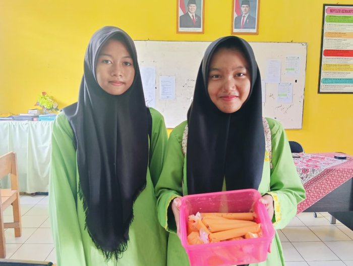 Es Lilin Creamy: Kreasi Segar Siswa Kelas 8B Es Lilin Creamy: Kreasi Segar Siswa Kelas 8B