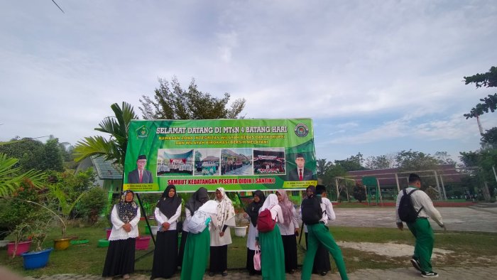 Senyum Pagi di Gerbang Madrasah: MTsN 4 Batang Hari Hidupkan Semangat Lewat SANTIK