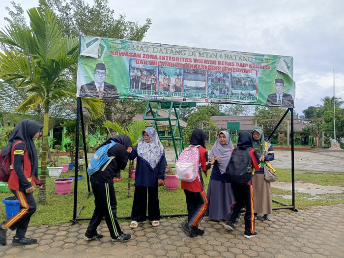 Senyum Ceria Sambut Kedatangan Peserta Didik di program SANTIK