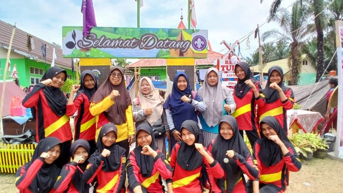 Wakamabigus dan Pembina Berikan Motivasi Regu Tulip dan Cobra Saat Hiking Jambore Ranting