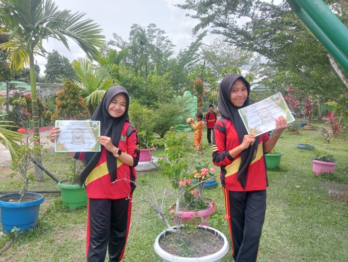 Dua Siswi MTsN 4 Batanghari Terima Piagam Penghargaan Dari Pembina OSIM