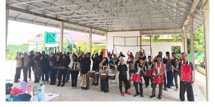 Manfaatkan Hari Libur, Drumband Izzatul Islam MTsN 4 Batang Hari Tetap Semangat Berlatih