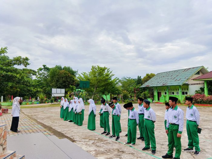 Apel Pagi Kedisiplinan di MTsN 4 Batang Hari, Ibu Tauhidatul Istiqomah Tegaskan Pentingnya Disiplin Sejak Dini