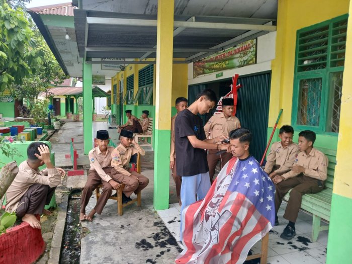 Pangkas Rambut upaya untuk menjaga kerapian kebersihan diri siswa
