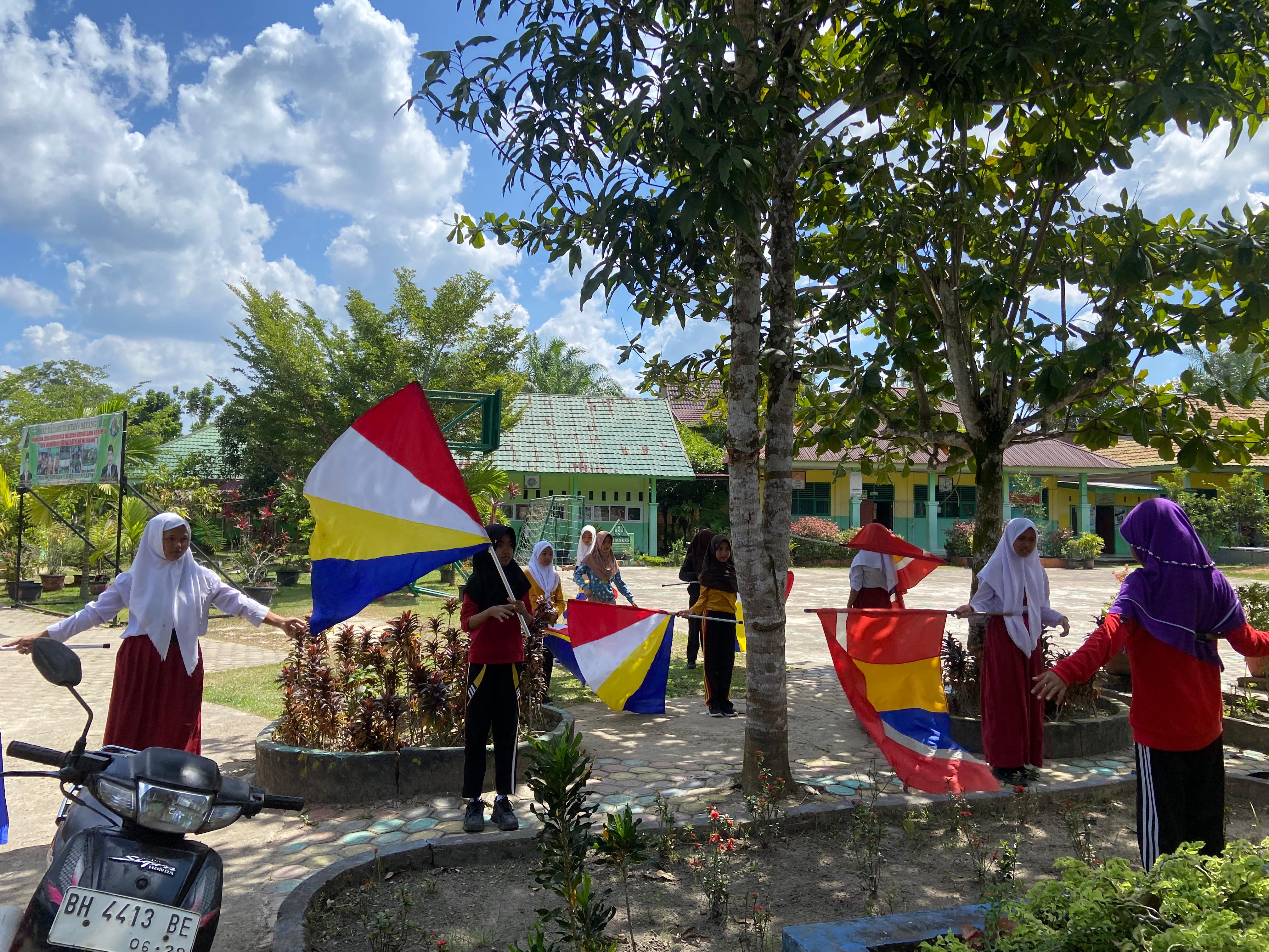 Tim Pasukan Warna Drumband MTSN 4 Batanghari Melaksanakan Latihan Gerakan Bendera Dalam Rangka Persiapan 17 Agustus Tahun 2025