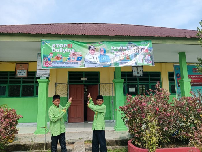 Spanduk Edukatif MTsN 4 Batang Hari: Katakan tidak pada pernikahan DINI !!!