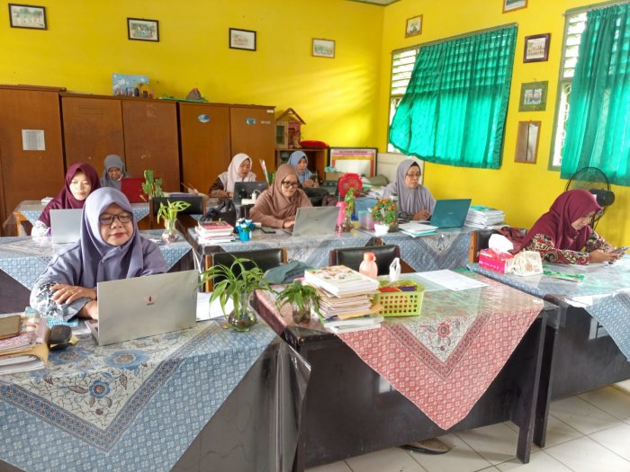 Guru MTsN 4 Batanghari Tetap Ceria dan Semangat Laksanakan Pembelajaran Jarak Jauh
