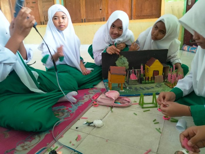 Semangat Kolaborasi, Siswa 7A MTsN 4 Batang Hari Hadirkan Miniatur Lingkungan Rindang Semangat Kolaborasi, Siswa 7A MTsN 4 Batang Hari Hadirkan Miniatur Lingkungan Rindang