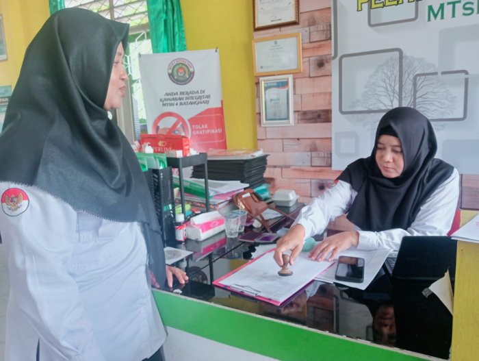 Staf TU MTsN 4 Batanghari Legalkan LCKH Guru Staf TU MTsN 4 Batanghari Legalkan LCKH Guru