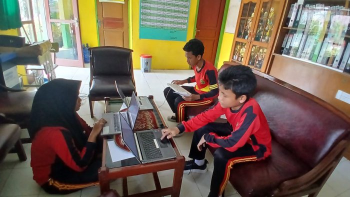 Semangat Raih Prestasi, Tiga Murid MTsN 4 Batang Hari Matangkan Persiapan OMI IPS