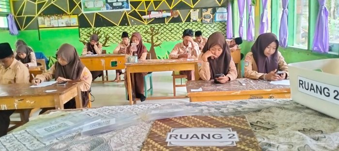Listrik Padam Tak Jadi Halangan, Ruang 2 MTsN 4 Batang Hari Sukses Tuntaskan ASAS Bahasa Arab