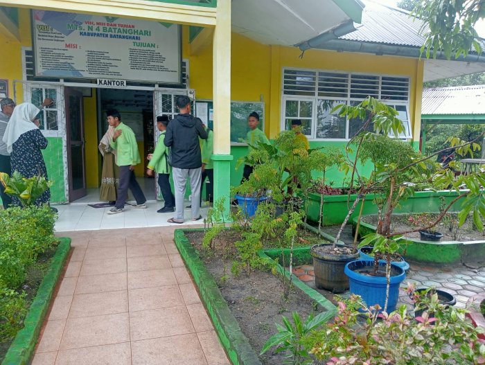 Sepekan Terakhir Hujan Melanda Setiap Pagi Siswa Tetap Hadir Tepat Waktu