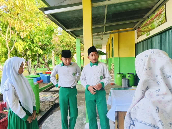 Guru Piket dan OSIM Bersinergi Jaga Kedisiplinan Siswa di MTsN 4 Batanghari