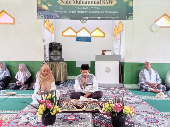 Merdu Lantunan Ayat Suci oleh Reyhan dan Noviani Warnai Maulid Nabi 1447 H di MTsN 4 Batang Hari