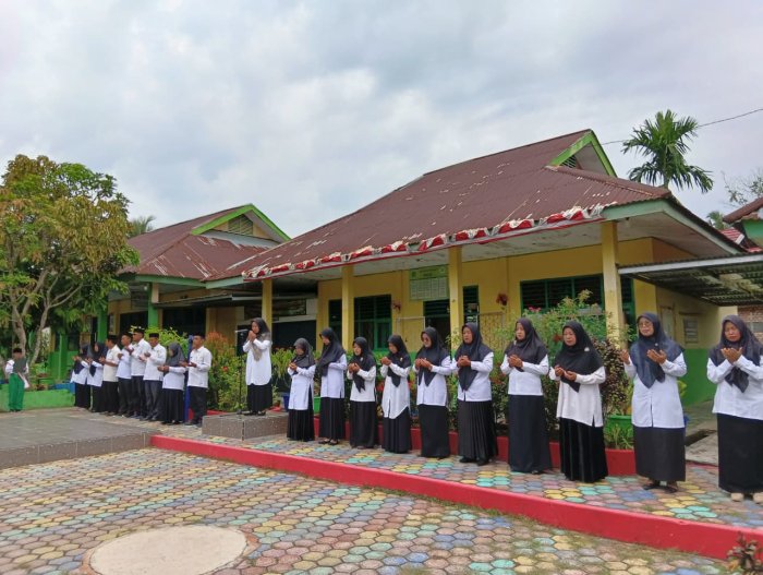 Upacara Rutin Hari Senin Berjalan Khidmat Di Tutup Dengan Doa